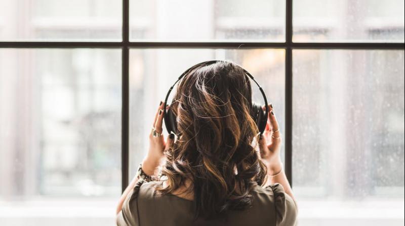Women find men more attractive when there is music playing. (Photo: Pexels)