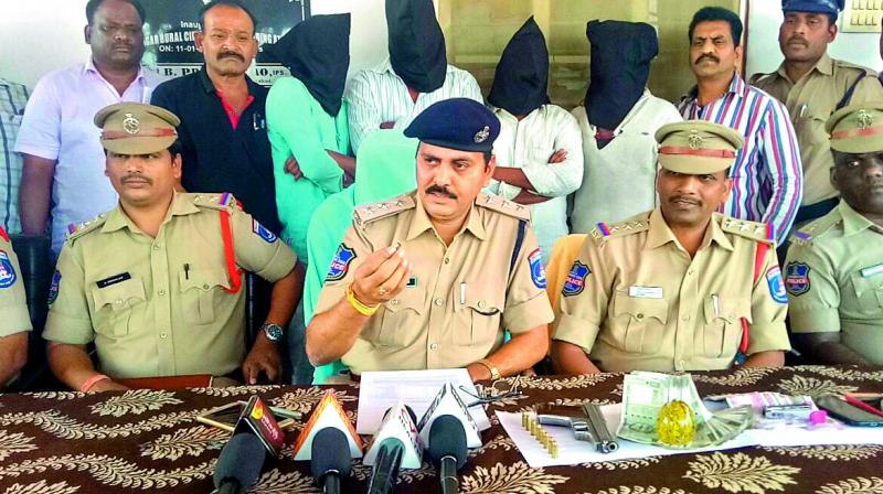 Police display the firearm and ammunition used in the incident, with the accused in the background (Photo: DC)