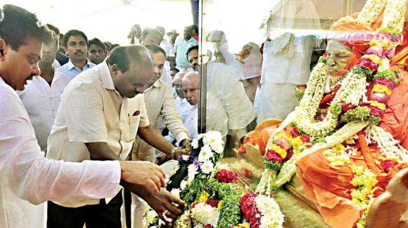 Chief Minister H.D.Kumaraswamy pays his last respects to Siddaganga Swamiji in Tumakuru on Monday. (Image DC)