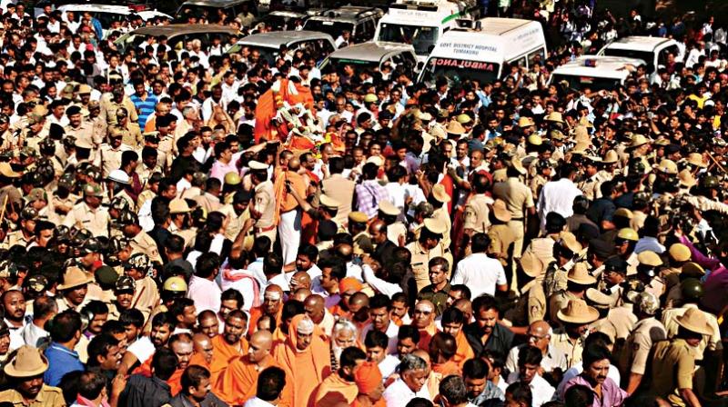 Devotees throng to pay final respects to Dr Shivakumar Swamiji at the Matha premises on Monday  (Photo: KPN)