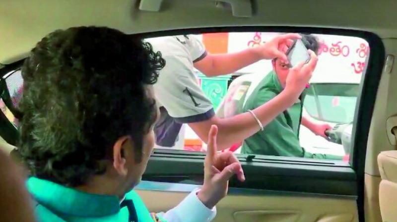 The incident happened when Tendulkar was in the city recently to flag off the Indian Premier League series that started in Hyderabad on April 5. He was sitting in the back seat of a car when motorists saw him and started clicking selfies.