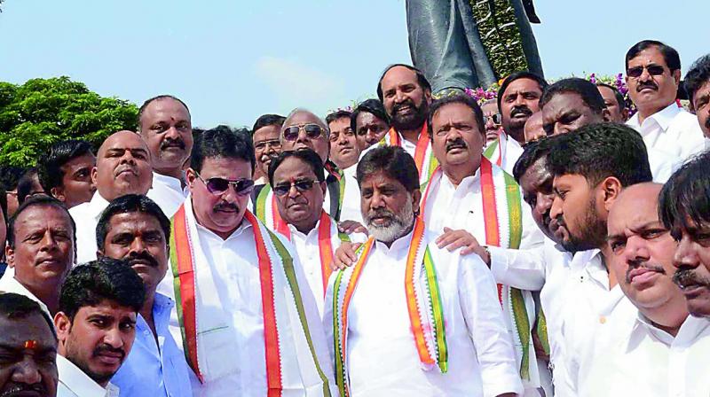 Congress leaders, led by TPCC chief N. Uttam Kumar Reddy, pay tributes to a statue of former PM Indira Gandhi on the Necklace Road in Hyderabad on her death anniversary on Monday. (Photo: DC)