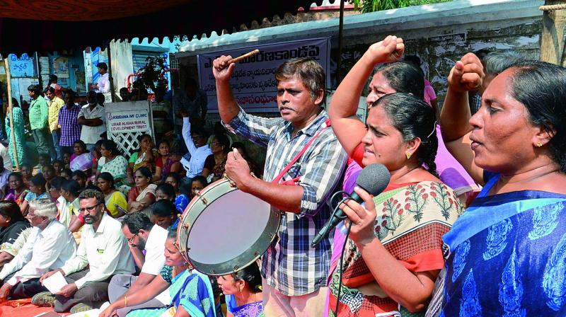 Representatives of various peoples organisations raise slogans against the government outside the district collectorate in Visakhapatnam on Monday, demanding appointment of an inquiry commission with the Supreme Court on killing of Maoists on the Andhra Odisha Border. (Photo: DC)