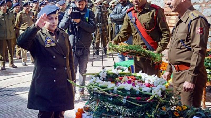 Lady officer of J&K Police paying tribute to constable Manzoor Ahmad who was killed during an encounter at Tral after wreath laying ceremony in Srinagar on Sunday. (Photo: PTI)