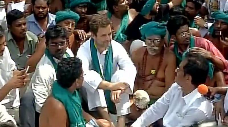 Congress VP Rahul Gandhi meets Tamil Nadu farmers protesting for drought relief funds at Jantar Mantar. (Photo: ANI Twitter)