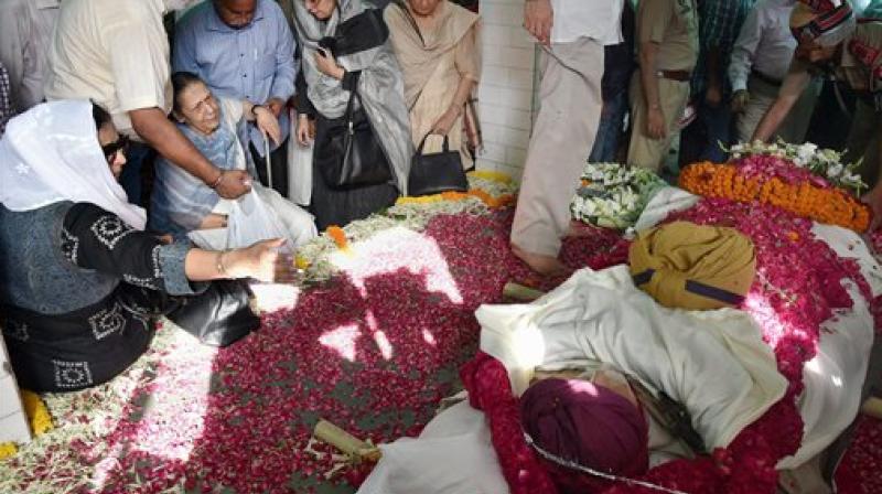 Family members mourn during the last rites of former Punjab DGP KPS Gill in New Delhi on Sunday. (Photo: PTI)