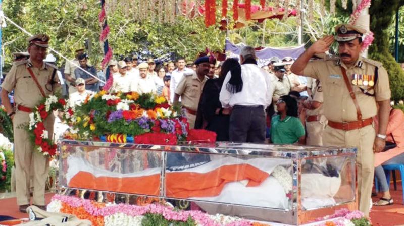 Police officers pay tributes to senior IPS officer K. Madhukar Shetty, who passed away at a hospital in Hyderabad on Friday. The body was kept for the public to pay homage at Yelahanka Armed Police Training School in Bengaluru on Saturday (Photo: KPN)