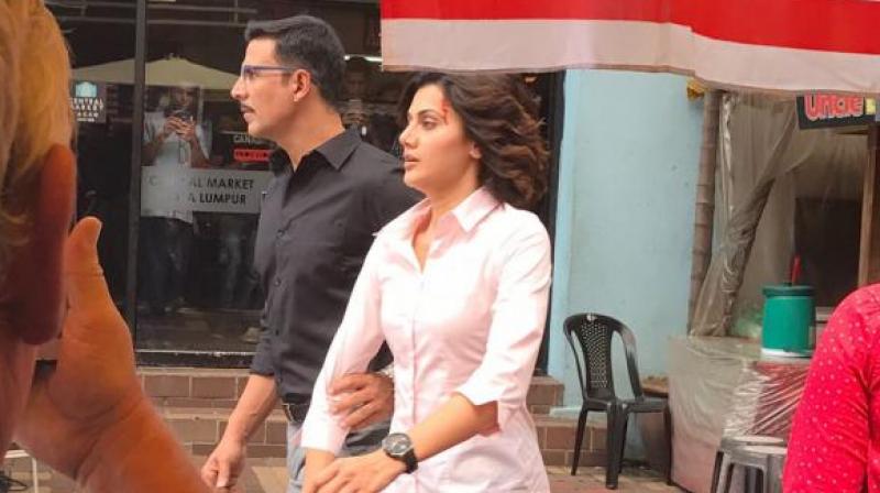 Akshay Kumar snapped with Taapsee Pannu.