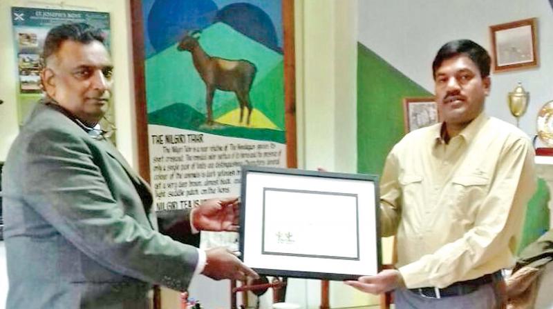 C. Paulrasu, executive director of Tea Board at Coonoor, congratulates G. Udayakumar. (Photo:DC)