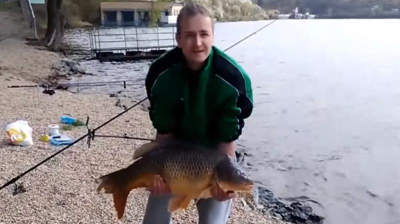 The fisherman with his catch (Photo: Youtube)