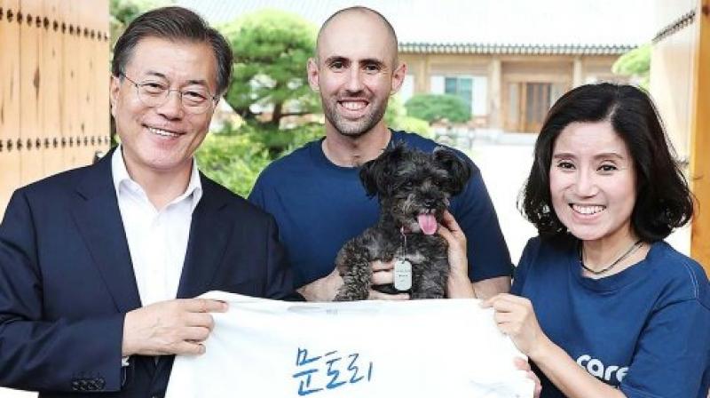 President Moon Jae-In with Tory and animal rights group members (Photo: AFP)