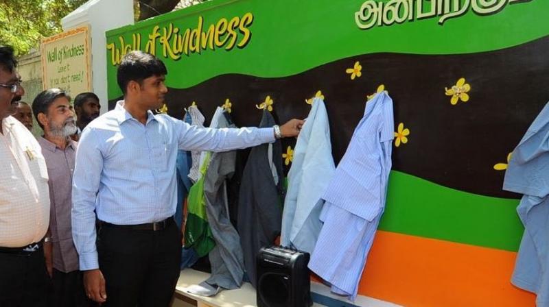 Tirunelveli Collector Sandeep Nanduri placing a shirt on the Wall of Kindness (Photo: Facebook)