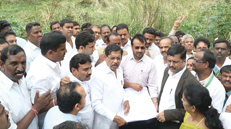 Deputy Chief Minister and Bengaluru Development Minister Dr G. Parameshwar goes on a lake inspection drive, Bengaluru on Monday. (Photo:DC)