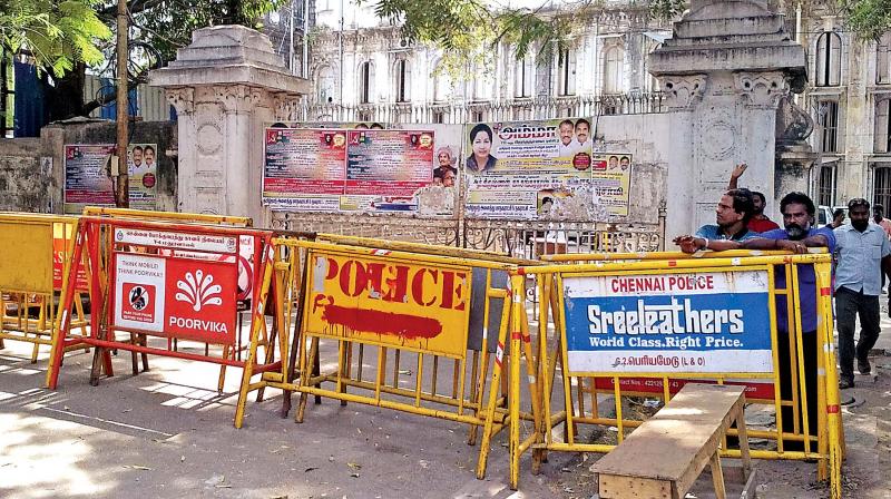 Barricades erected by police at the entrance facing Moore market complex.(Photo : DC)