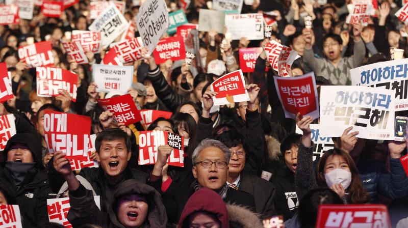 South Korean protesters in downtown Seoul shout slogans during a rally calling for South Korean President Park Geun-hye to step down. (Photo: AP)
