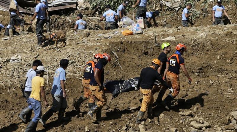 Rescuers carry a body they recovered at the site where victims are believed to have been buried by a landslide after Typhoon Mangkhut lashed Itogon, Benguet province in northern Philippines. Mayor Victorio Palangdan said that at the height of the typhoons onslaught, dozens of people, rushed into an old building in Ucab which was obliterated when part of a mountain slope collapsed. (Photo: AP)