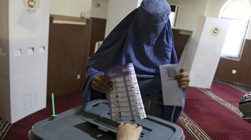 A woman casts her vote in Parliamentary elections in old city of Kabul, Afghanistan, Saturday, October 20, 2018. (Photo: AP)