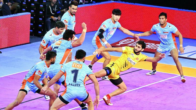 Action from the PKL match between Bengal Warriors and Telugu Titans.