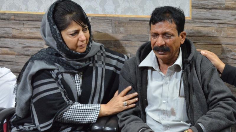 J&K Chief Minister, Mehbooba Mufti, consoling R Thirumanis father at Srinagar police hospital. (Photo: DC)