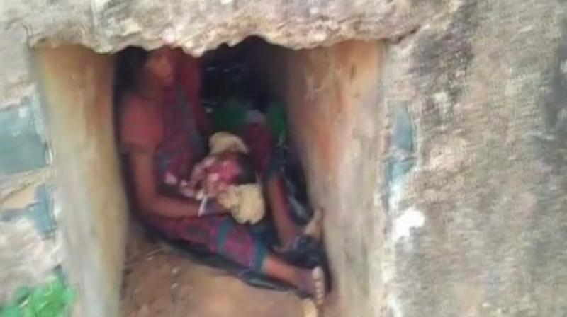 A homeless and helpless Pramila was forced to deliver her baby under most unfavourable conditions, in a culvert. (Photo: ANI)