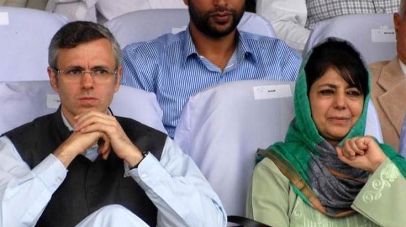 Former chief ministers of Jammu and Kashmir Mehbooba Mufti (R) and Omar Abdullah (L) on Tuesday praised Governor Satya Pal Malik for stopping Bharatiya Janata Party (BJP) and its  proxies  from forming government in the state.(Photo: PTI)