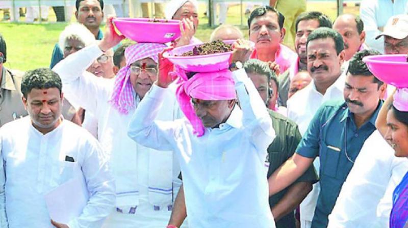 Telangana CM K. Chandrasekhar Rao with other party members during the inauguration of Mission Kakatiya.