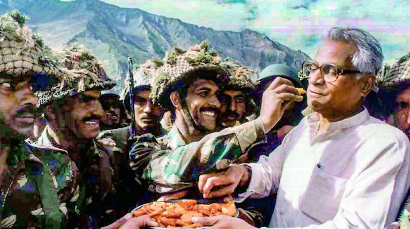 Former defence minister George Fernandes shares snacks with Army personnel in the Batalik Sector, J&K.