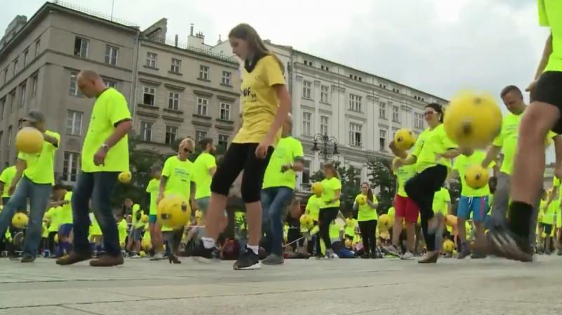 1,444 Polish football lovers who dressed in neon yellow to juggle soccer balls of the same colour in the southern city of KrakÃ³w. (Photo: Screengrab)