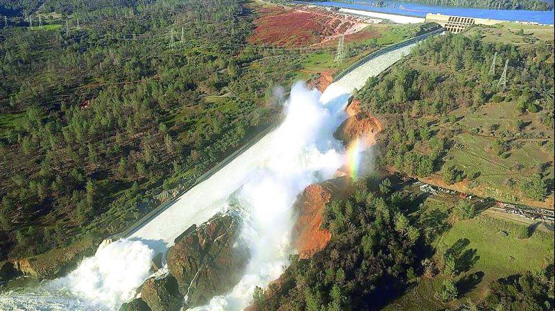 An aerial photo shows the damaged spillway with eroded hillside in Oroville, California. (Photo: AP)