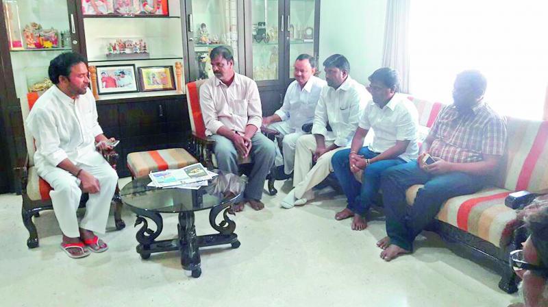 Vamshis father Sanjeeva Reddy with BJP leader Kishan Reddy in Hyderabad on Monday. (Photo: DC)