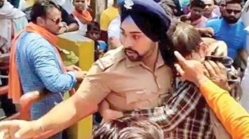 Inspector Gagandeep Singh and the Muslim youth he saved from the mob in Ramnagar. (Photo:DC)