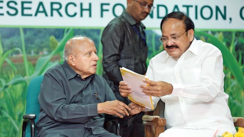 Vice President M. Venkaiah Naidu interacts with Professor MS Swaminathan at the conference. (Photo:DC)