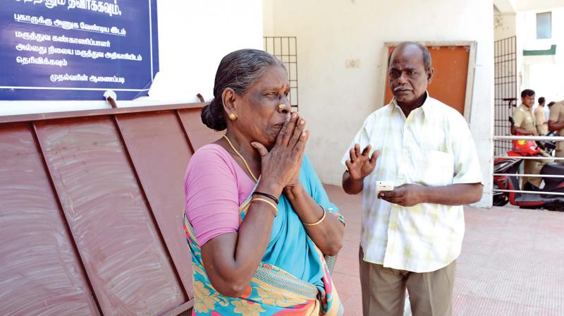 Parents of murdered ICF employee J.K Puthiyavan unable to hide their tears at Kilpauk Medical College on Friday. (Photo: DC)