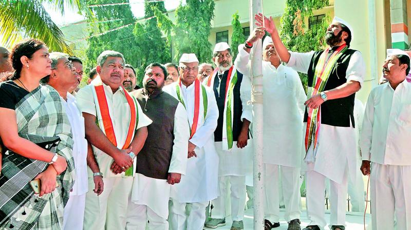 Telangana PCC chief N. Uttam Kumar Reddy hoists the flag of the Indian National Congress on the partys foundation day on Thursday.  (Photo: DC)