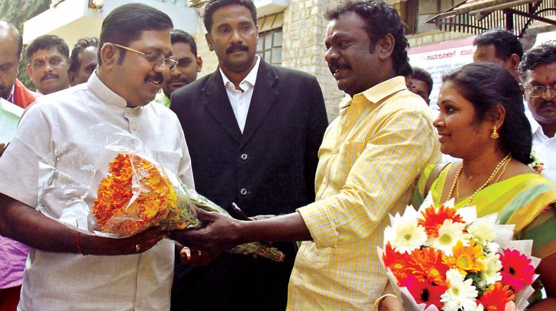 AIADMK leader T.T.V. Dinakaran arriving at Parappana Agrahara to meet V. K. Sasikala on Thursday. (Photo: DC)