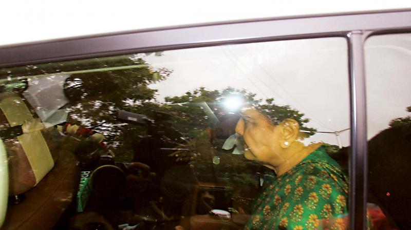 Expelled AIADMK leader Sasikala, who was jailed since February this year, stepped out of the Bengaluru Central Jail in Parappana Agarahara after she was granted emergency parole for five days by the prison authorities on Friday, to visit her ailing husband M. Natarajan. (Photo: KPN)