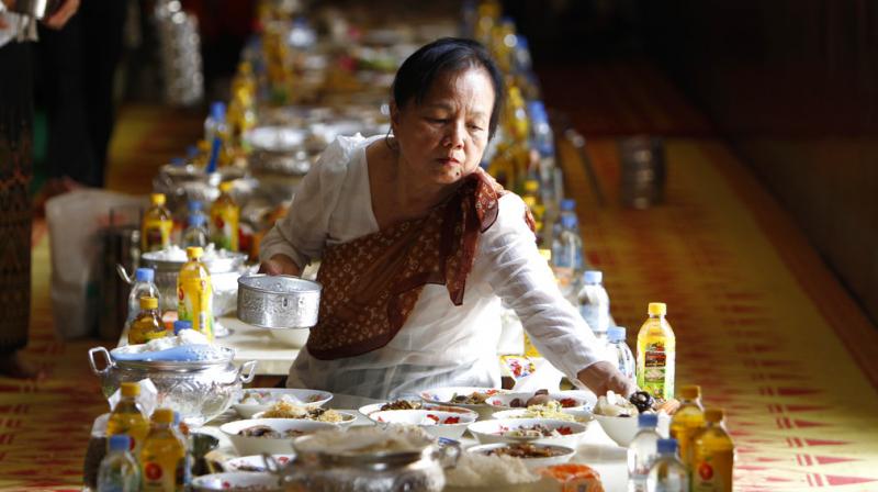 Cambodians pay respect to dead relatives in Pchum Ben festival