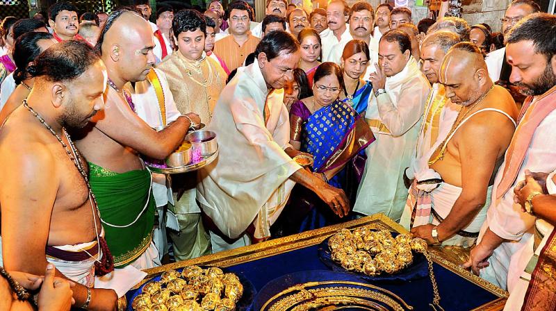 Telangana CM K. Chandrasekhar Rao  offering gold ornaments worth Rs 5.6 crore at Lord Venkateshwara Temple in Tirupati