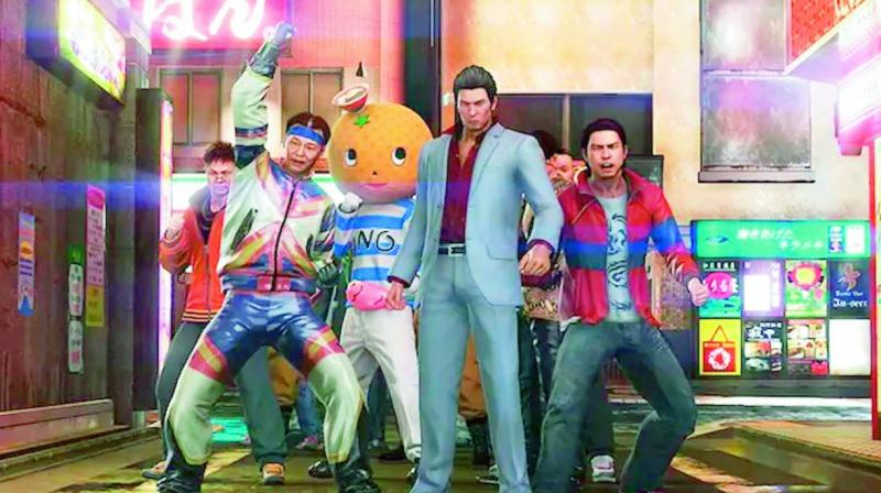 Yakuza games take place in an extremely small but dense open world, with emphasis on story, combat and mini-games. Kiryu can use his fists, kicks, weapons and all sorts of objects to beat up enemies.