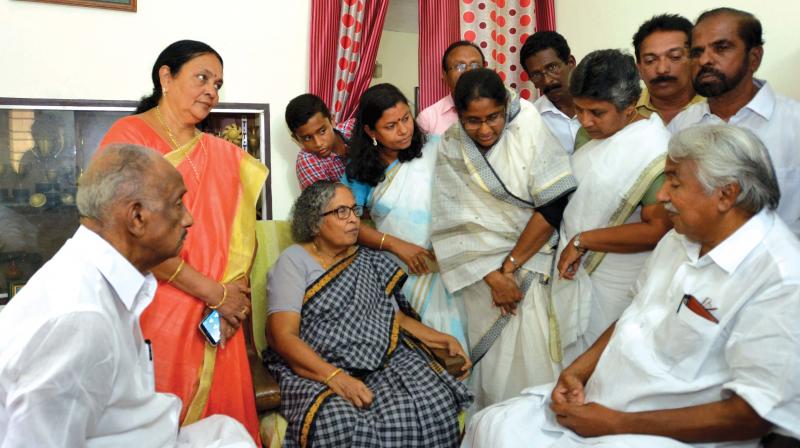 Former chief minister Oommen Chandy visits K.M. Shajahans mother Thankamma who is on a fast against the arrest of her son, at her home on Monday. (Photo:  DC)