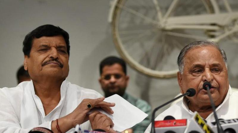 Candidates from Mulayam and Akhilesh camps cannot fight election on cycle symbol at the same time, therefore, the EC will have to take a call on the issue before the filing of nominations begins.