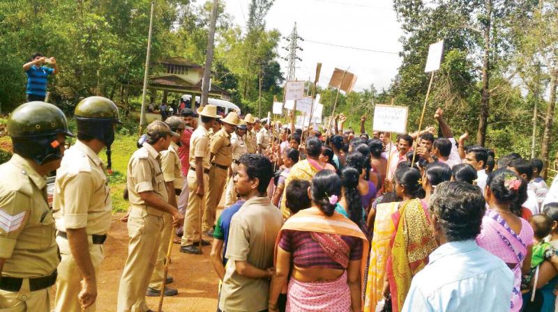 People of Kanarpa in Belthangady taluk stage a protest on Thursday against opening of a liquor shop in their village  (Photo: DC)