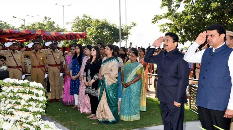 Maharashtra Chief Minister Devendra Fadnavis pays homage to 26/11 martyrs. (Photo: Twitter)
