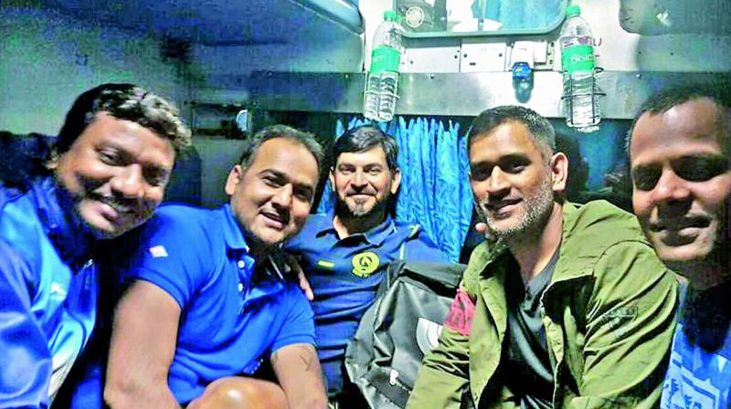 Mahendra Singh Dhoni with his Jharkhand teammates in a train to Kolkata. (Photo:  Twitter)