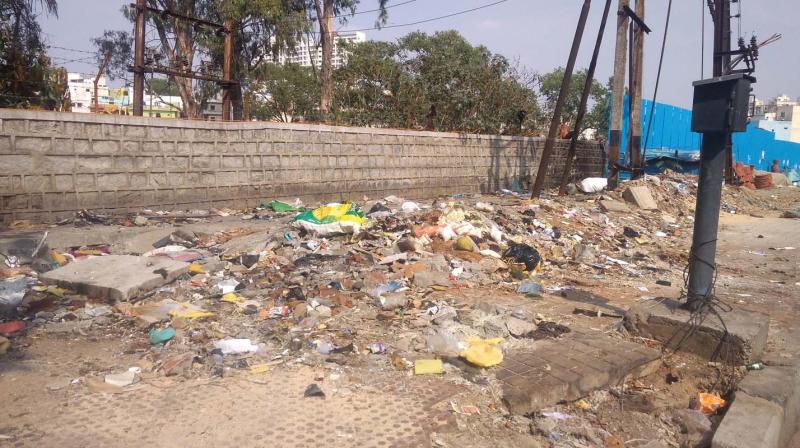 Garbage illegally dumped at Kadernahalli junction