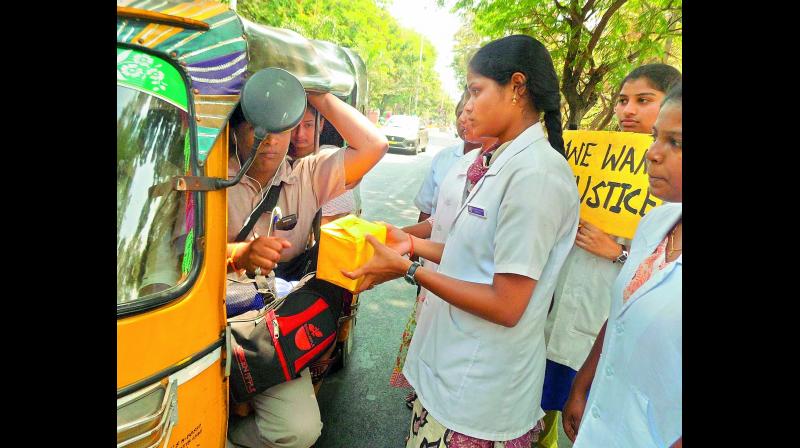 Girl students beg from the passengers going in an auto in front of the university gate. (Photo: DC)