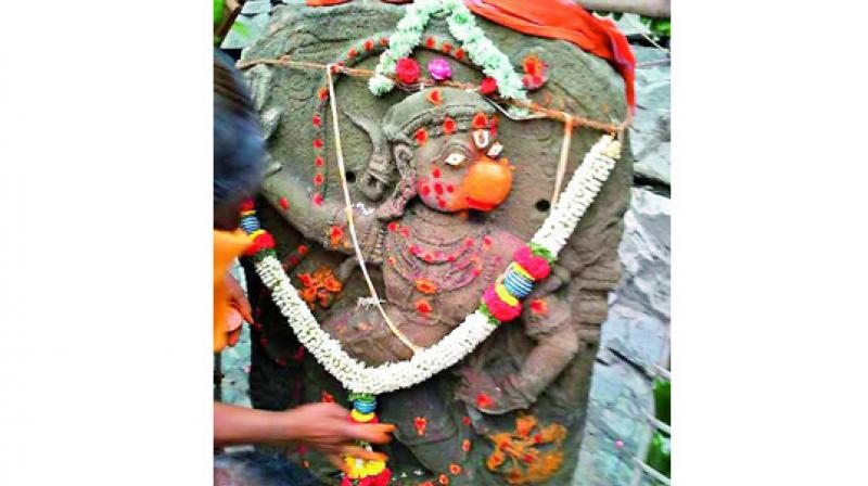 Local people consecrate the Hanuman idol, which has been named Jala Abhayahanuman. Hundreds of devotees thronged the well to offer puja. The well is believed to have been built during the reign of emperor Krishnadevaraya.