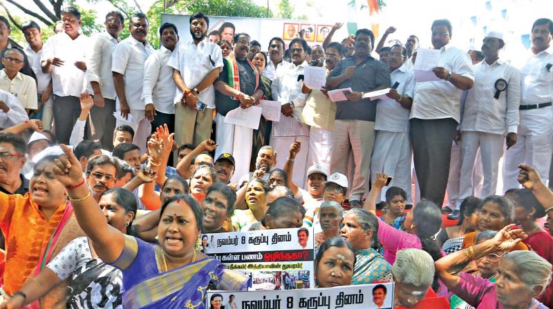 Congress president Su Thirunavukkarasar leads the protest against Central governments  demonetisation move on Wednesday. (Photo: DC)