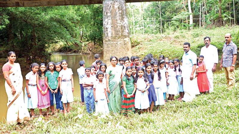 Students, staff of Thengamom LP School, Pathanamthitta, on the banks of Pallikkalar river.	(Photo: DC)