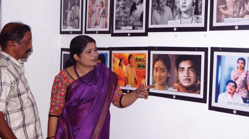 Rajan Thadaayil with veteran actor Prem Nazirs daughter Laila during the exhibition Nithyaharitham 2017